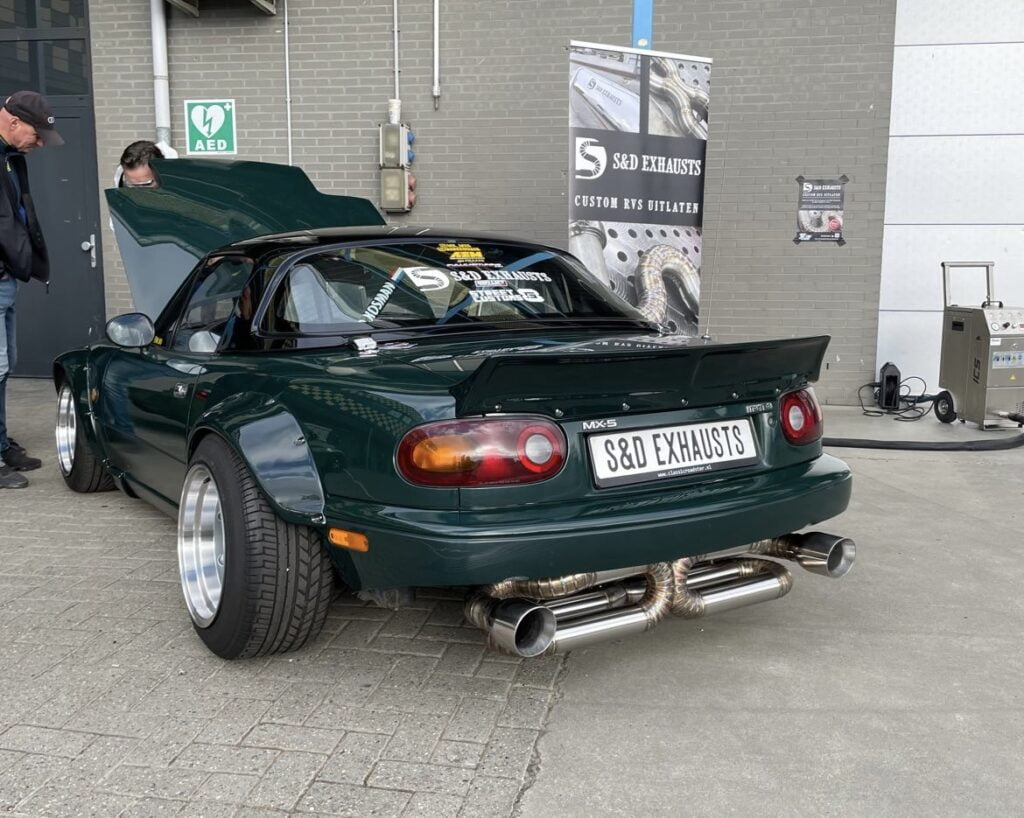 Custum uitlaat op Mazda MX-5